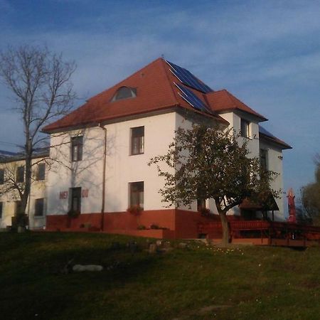 Отель Jeleni Farma Jecmeniste Vrbovec Экстерьер фото