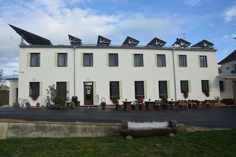 Отель Jeleni Farma Jecmeniste Vrbovec Экстерьер фото