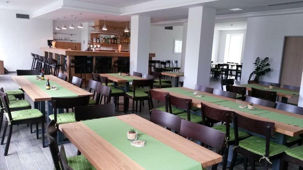 Отель Jeleni Farma Jecmeniste Vrbovec Экстерьер фото